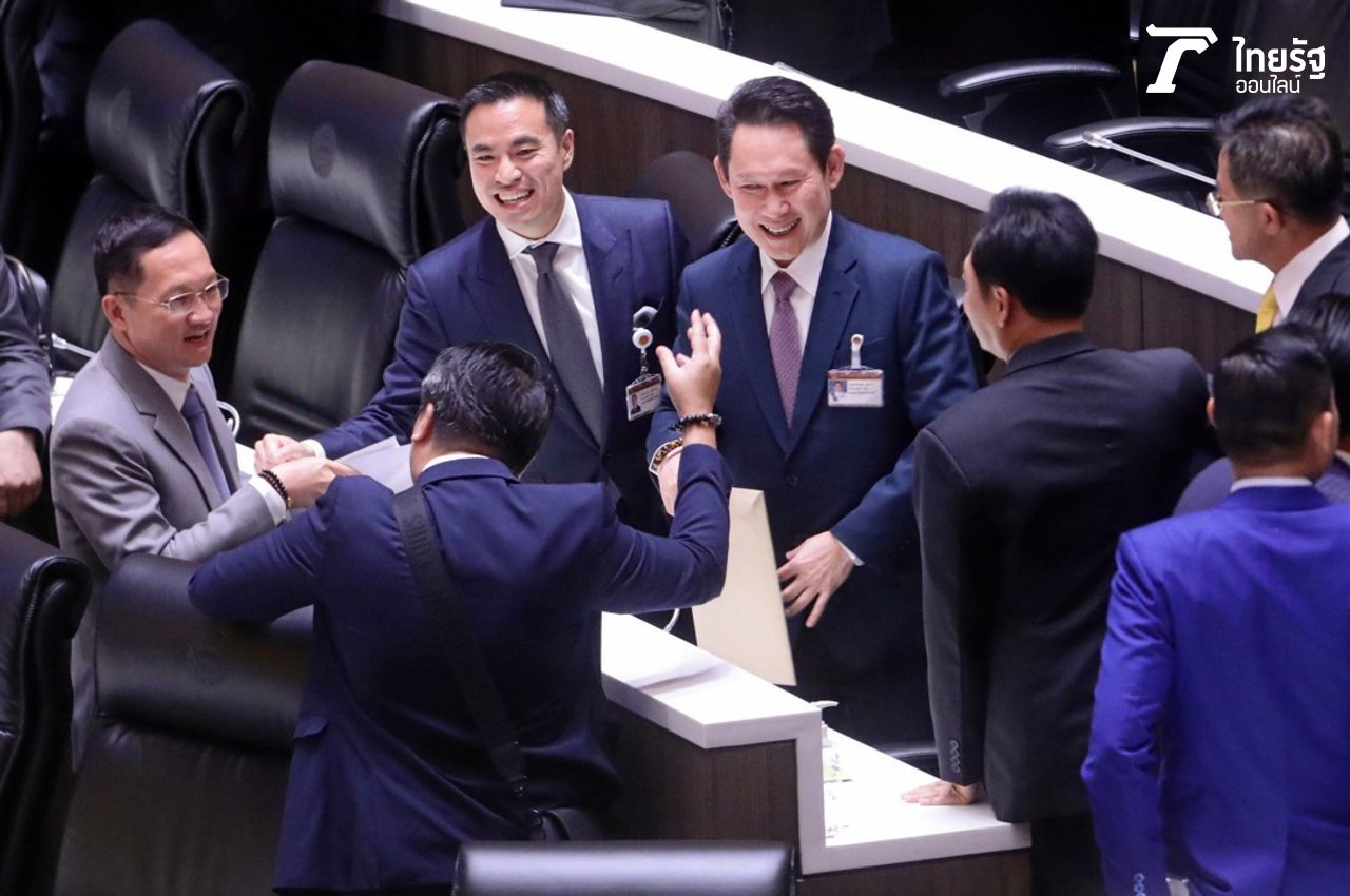 สส.พรรครวมไทยสร้างชาติ เกาะกลุ่มดีใจ หลังทราบผลโหวต