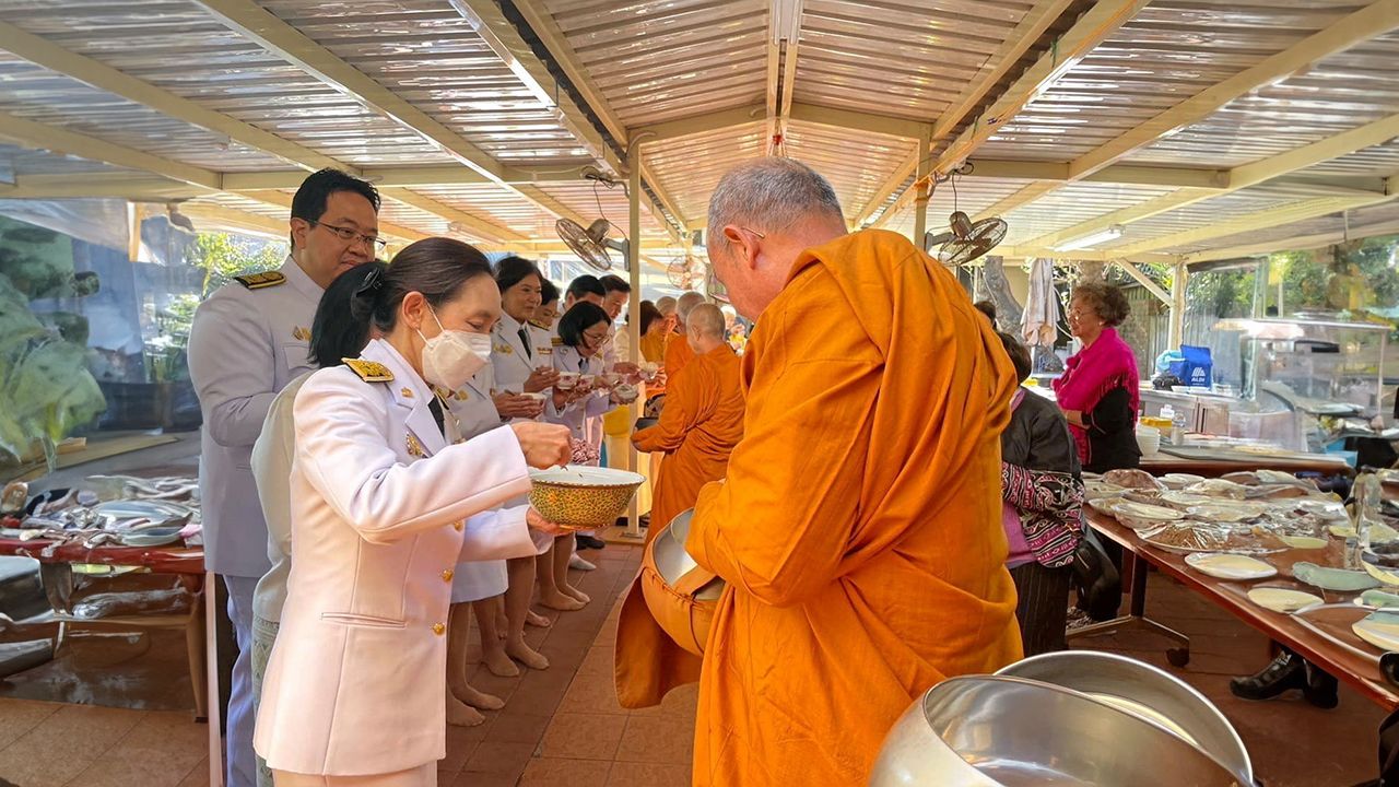 ถวายพระราชกุศล หัทยา คูสกุล กสญ. ณ  นครซิดนีย์ ออสเตรเลีย จัดพิธีทำบุญตักบาตรถวายเป็นพระราชกุศลแด่ พระบาทสมเด็จพระเจ้าอยู่หัว เนื่องในวันเฉลิมพระชนมพรรษา ที่วัดพุทธรังษี สแตนมอร์.