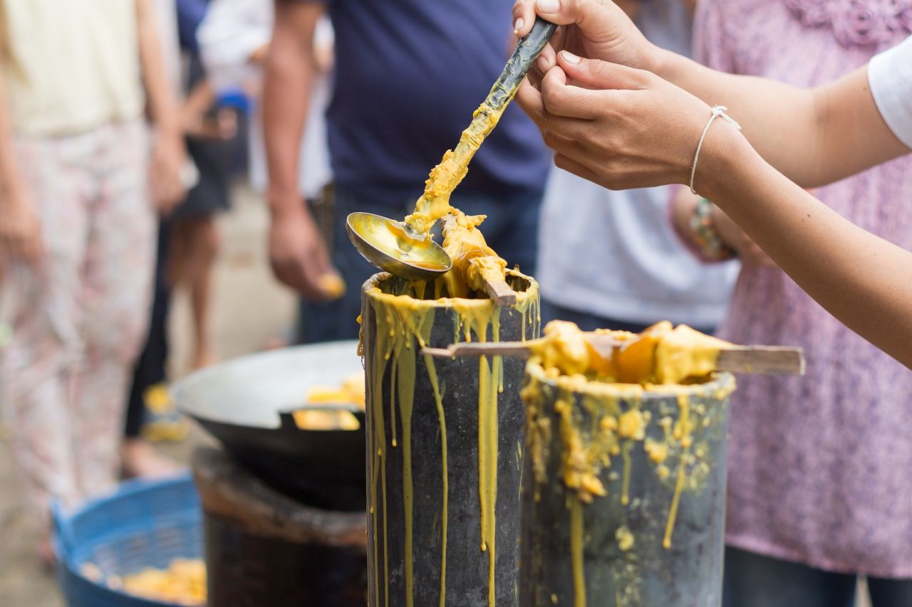 บางวัดมีกิจกรรมหล่อเทียนพรรษาให้พุทธศาสนิกชนในช่วงวันเข้าพรรษาด้วย