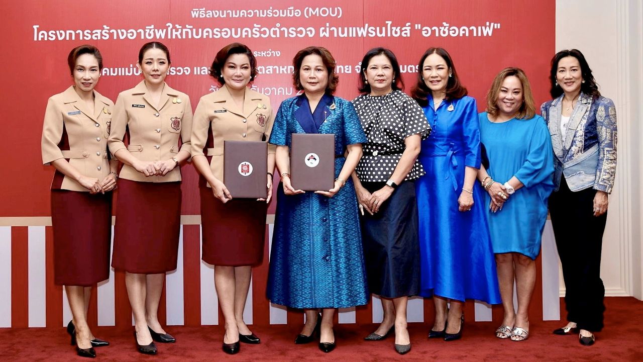 ผ่านอาซ้อ  -  นิภาพรรณ สุขวิมล และ พิมพ์ จารุเศรนี ลงนามความร่วมมือโครงการสร้างอาชีพให้ครอบครัวตำรวจผ่านแฟรนไชส์ “อาซ้อคาเฟ่” โดยมี อาภาภรณ์ โกศลกุล, สุดถนอม กรรณสูต, ฤาชุตา บุญสูง และ พรรณภิลาศ พลธนะวสิทธิ์ มาร่วมในพิธีด้วย ที่ สตช. วันก่อน.