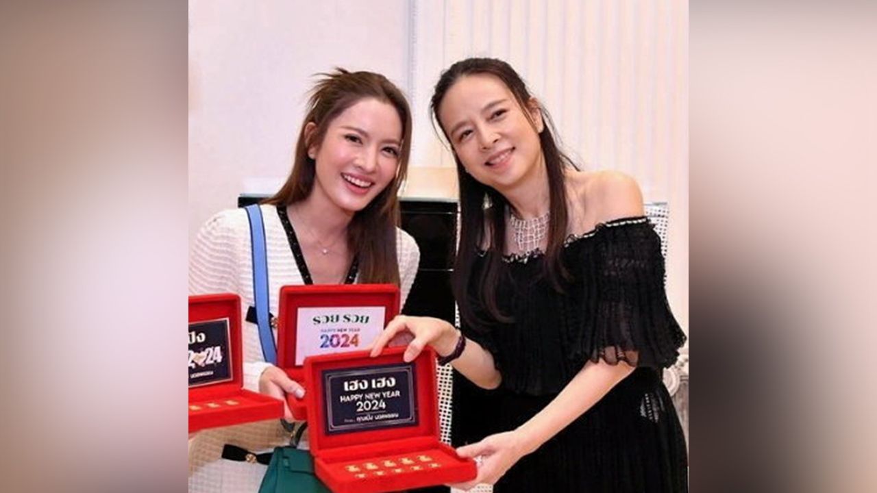 และที่ทำให้บรรดาแขกรับเชิญตาร้อนผ่าวๆ นอกจากภาพที่หวานใจ นนกุล คุกเข่าร้องเพลง “คู่ชีวิต” ให้แล้ว แอฟ–ทักษอร ยังดวงเฮงได้รางวัลที่ 1 ทองหนัก 30 บาทอีกด้วย.