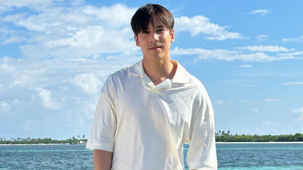 กลับมาจากทริปมัลดีฟส์ครั้งนี้ เห็นเพื่อน เต๋อ­–ใหม่, ชินวุฒิ–ลิลลี่ เขาเที่ยวไปกันเป็นคู่หวานมุ้งมิ้งๆ หนุ่ม เจษ–เจษฎ์พิพัฒ ก็เลยได้ค้นพบตัวเอง ว่า “เหงา”...เอ้า สาวๆเข้าแถวยื่นใบสมัครด่วนเลย.
