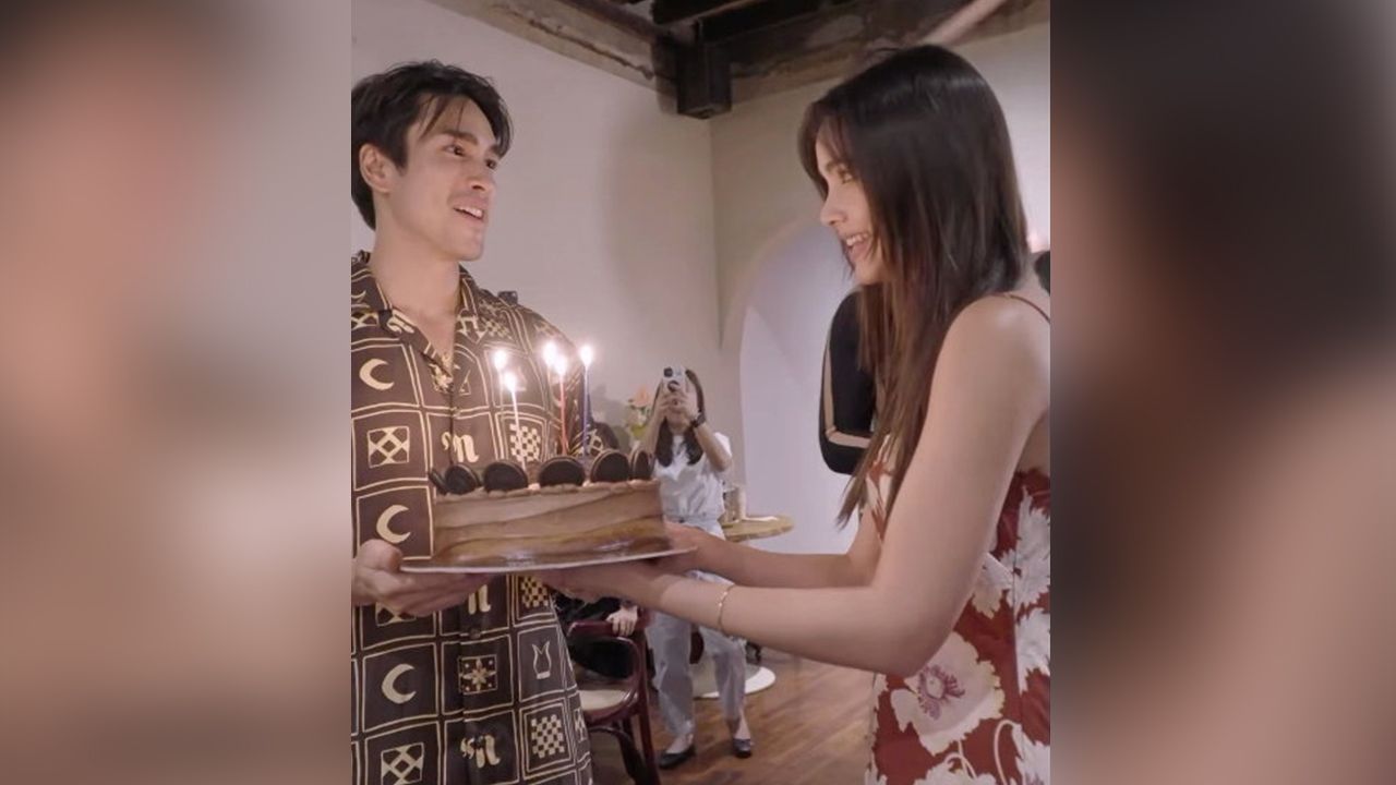 รวมพลคนรักไว้มากมายในงานวันเกิดอายุครบ 32 ปีของ ณเดชน์ คูกิมิยะ แน่นอนว่าไม่พลาดคนสำคัญว่าที่เจ้าสาว ญาญ่า–อุรัสยา ที่ยกเค้กมาให้เป่า...เห็นส่งสายตากันหวานเยิ้มนึกว่างานแต่ง.