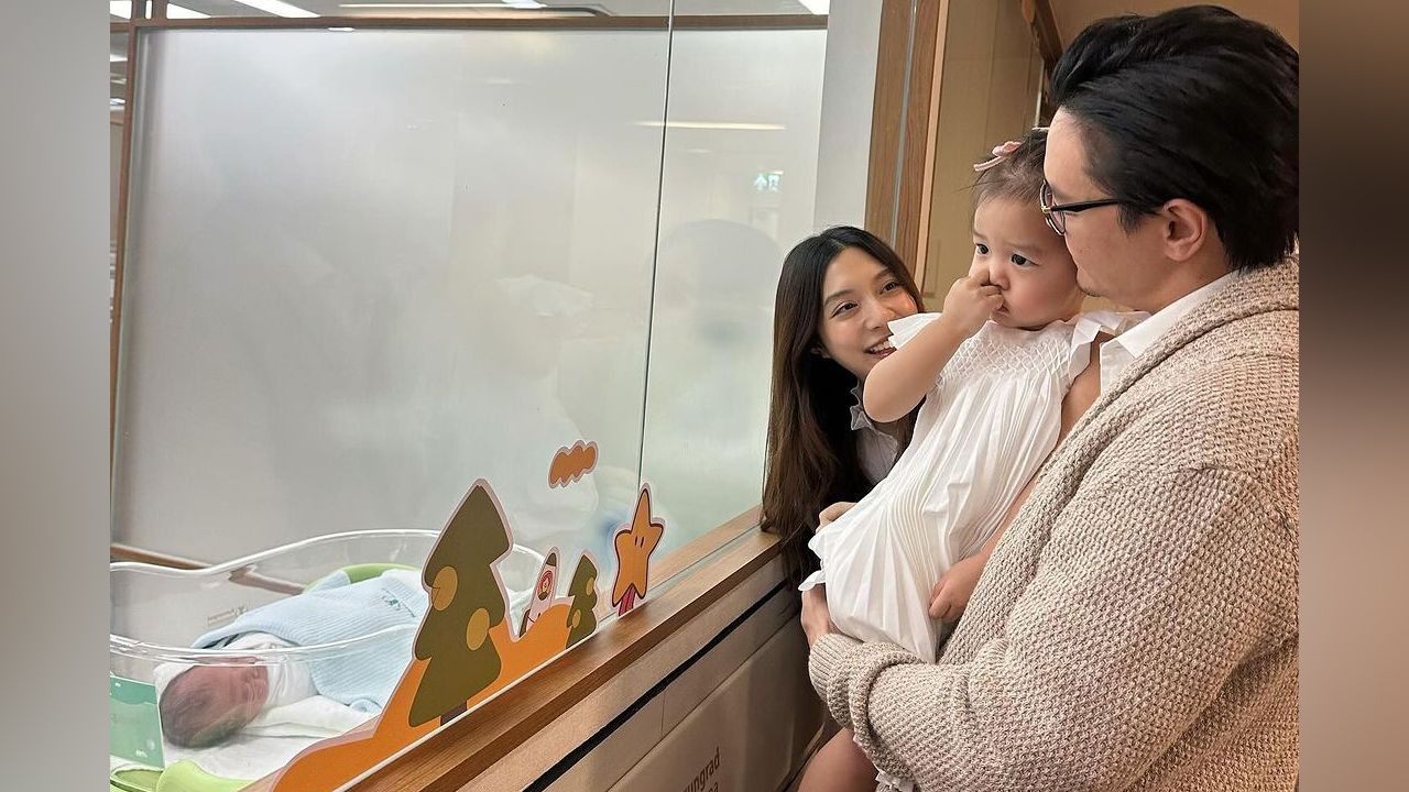 เป็นคุณแม่ลูกสองที่สาวและสวยมาก มิว–นิษฐา เพิ่งคลอดลูกชาย ซึ่งคุณพ่อ เซนต์–ธราภุช ได้โพสต์ซึ้งๆ ขอบคุณที่อุ้มท้องทั้งมารินและหนุ่มน้อยตั้ง 9 เดือน เป็นแม่ที่ทุ่มเทและเสียสละมากๆ.