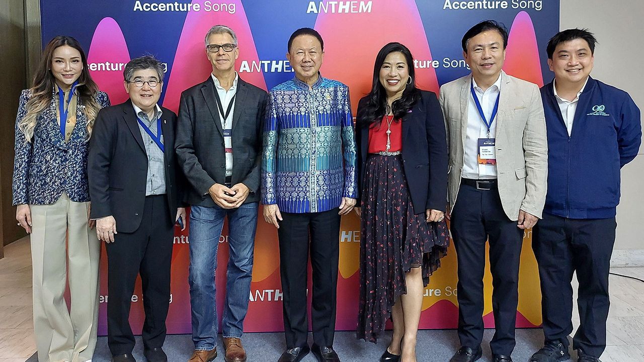 ไปปรึกษาได้ - สนั่น อังอุบลกุล มาร่วมแสดงความยินดีแก่ ปฐมา จันทรักษ์ ในโอกาสเปิด แอคแซนเจอร์ ซอง แอนธีม บริษัทให้คำปรึกษาช่วยให้ลูกค้าทำธุรกิจได้อย่างไร้ขีดจำกัด โดยมี ดร.กฤษณะ วจีไกรลาศ และ ปริม จิตจรุงพร มาร่วมงานด้วย ที่โรงแรมวอลดอร์ฟ แอสโทเรีย วันก่อน.