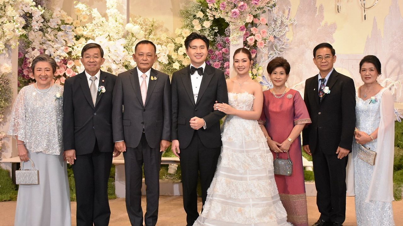 วิวาห์ชื่นมื่น - พล.อ.ดาว์พงษ์ รัตนสุวรรณ องคมนตรี เป็นประธานในงานฉลองสมรสพระราชทานระหว่าง ภญ.ชีวาพร บุตรี ยงยุทธ–ปาริชาติ พงษ์สวรรค์ กับ สิระ บุตร รศ.นพ.สรนิต–พญ.สมทรง ศิลธรรม ท่ามกลางบรรยากาศของความชื่นมื่น ที่คริสตัล ฮอลล์ โรงแรมดิ แอทธินี วันก่อน.