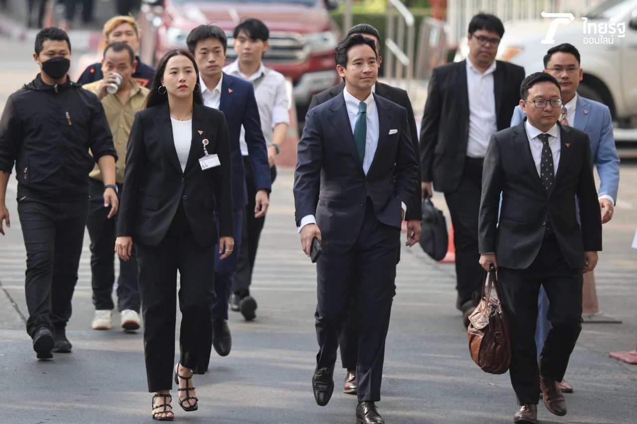 ไอซ์ รักชนก ศรีนอก เดินทางมาฟังคำพิพากษาศาลอาญา พร้อมด้วย พิธา ลิ้มเจริญรัตน์, ชัยธวัช ตุลาธน และ สส.พรรคก้าวไกล  (13 ธันวาคม 2566)