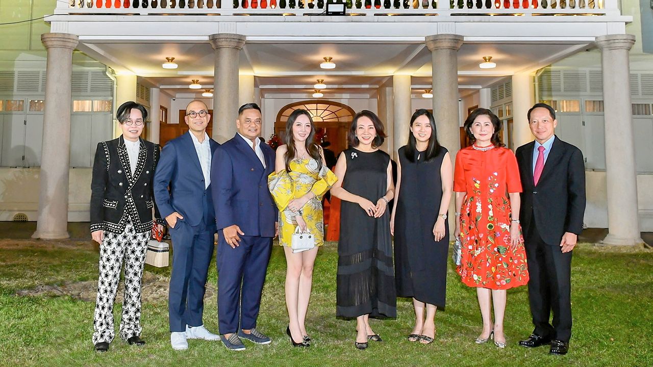 ผู้รักเซ็นทรัล - ยุวดี จิราธิวัฒน์ และ ณัฐธีรา บุญศรี จัดงานเลี้ยงอาหารคํ่าสุดพิเศษ เพื่อขอบคุณลูกค้าคนสำคัญให้การสนับสนุนห้างเซ็นทรัลเสมอมา โดยมี วิชัย–จุฑามาศ เบญจรงคกุล, สุริยน ศรีอรทัยกุล, อธิศ รุจิรวัฒน์ และ ธัญยรัตน์ พชรภัทร์ธนัญ มาร่วมงานด้วย ที่บ้านศาลาแดง วันก่อน.