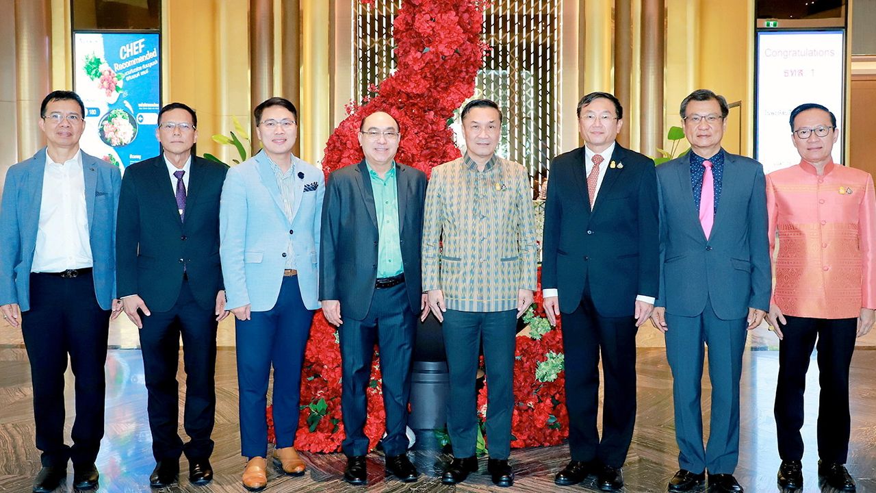 แจกวุฒิบัตร - ทรงศักดิ์ ทองศรี รมช.มหาดไทย เป็นประธานมอบวุฒิบัตรแก่ผู้สำเร็จการอบรมหลักสูตรธรรมาภิบาลจัดการที่ดินและอสังหาริมทรัพย์ชั้นสูง รุ่นที่ 1 โดยมี ชํานาญวิทย์ เตรัตน์, ชยาวุธ จันทร และ กู้เกียรติ นิ่มเนียม มาร่วมงานด้วย ที่โรงแรมอัศวิน แกรนด์ วันก่อน.