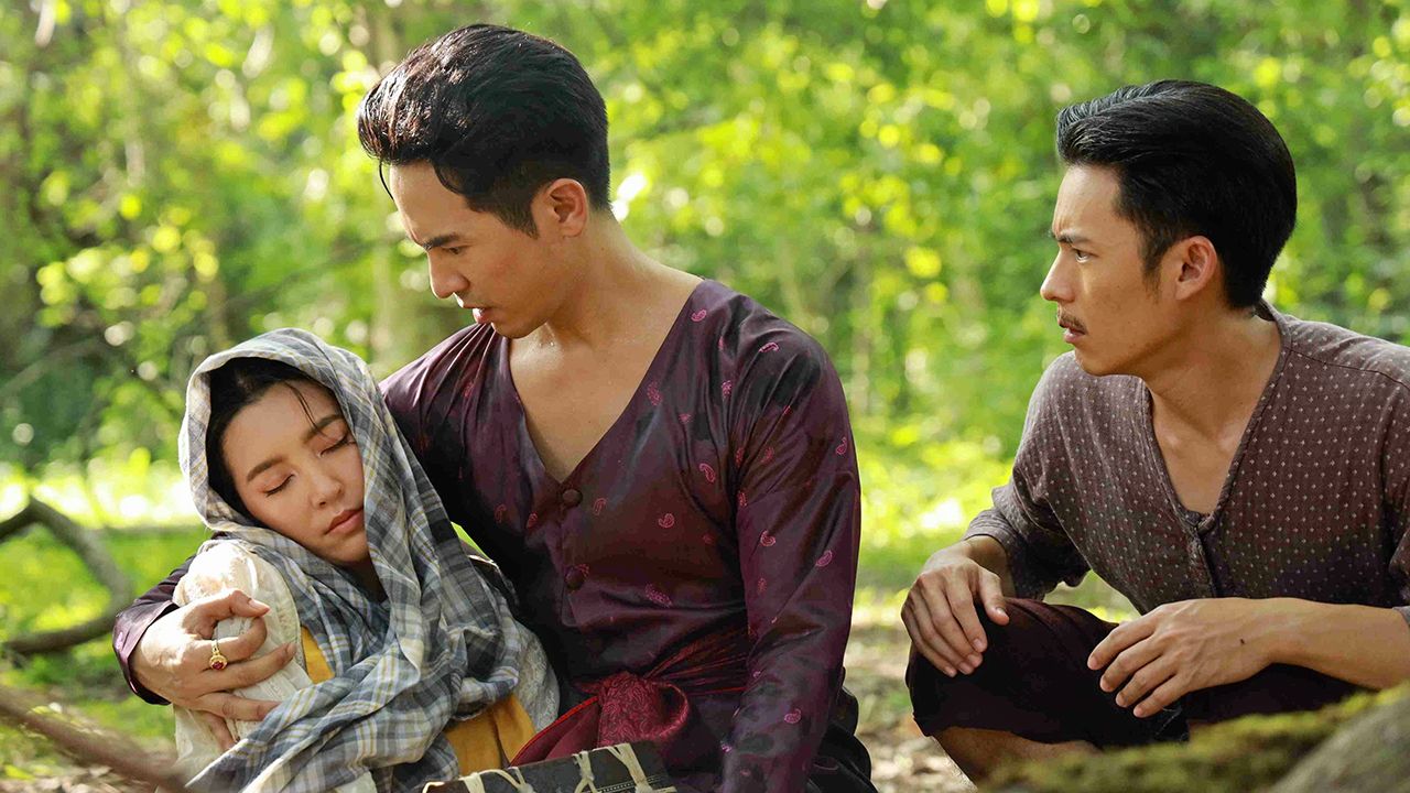 ขณะเดียวกันคำพูดที่ พ่อริด บอกกล่าวกับท่านพ่อท่านแม่ว่า “เมื่อลูกเห็นนางวันแรก ลูกรู้สึกเหมือนมีอะไรเกิดขึ้นในใจของลูก”...เอิ่ม จำได้ว่าตอนแรกเจอกันน่ะ พ่อริด ถีบ พุดตาน ปลิวเลยนะ!