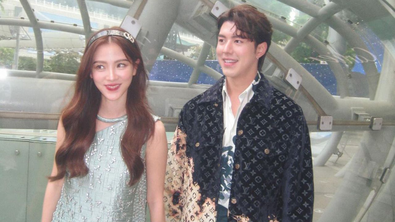 มาให้คะแนนความหวานกัน...นาย–ณภัทร โพสต์ภาพแฟชั่นคู่ของ Grazia สิงคโปร์ วันเดียวกัน ใบเฟิร์น–พิมพ์ชนก ก็โพสต์ภาพถ่ายคู่แอบจับมือกันที่สิงคโปร์...ขอให้เต็ม น้ำเชื่อม 10 แก้ว เท่ากัน.