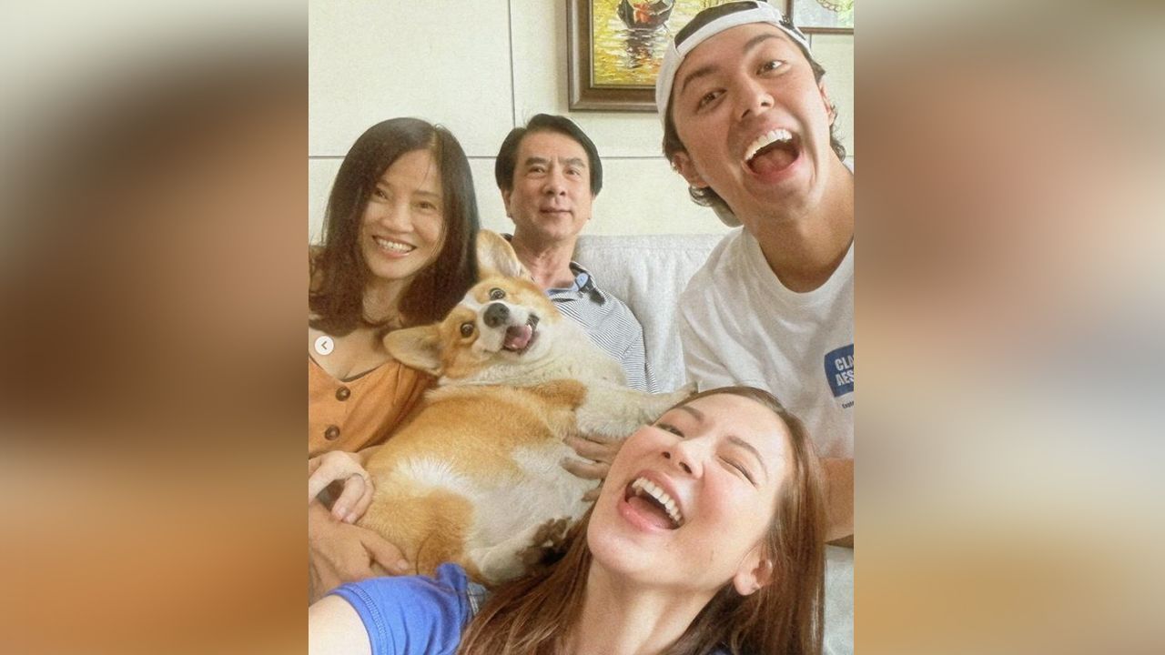 วันพ่อเอาพวงมาลัยมาไหว้พ่อตัวคนเดียวทุกปี เพิ่งจะปีนี้ที่พิเศษเพราะสาว ใบเฟิร์น–พิมพ์ชนก ได้ควง นาย–ณภัทร มาไหว้ด้วยกัน...พามาฝากเนื้อ ฝากตัวเป็นลูกพ่อด้วยคนนะซี้.