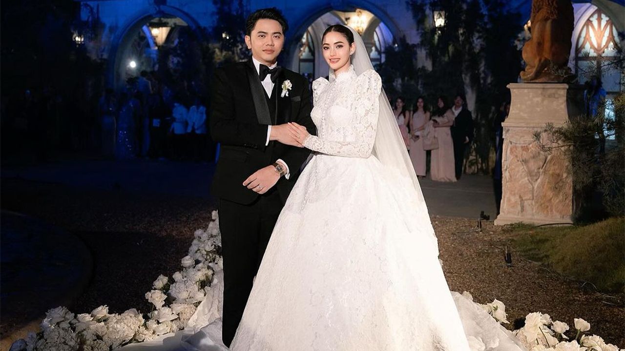 ที่เห็นโพสต์ภาพงานวิวาห์ จะบอกว่านั่นไม่ใช่ในละครนะจ๊ะ นางเอก นนนี่–ณัฐชา ควงแฟนหนุ่ม แอ็คมี่ เข้าพิธีแต่งงานจริงๆไปแล้ว ปิดฉากการคบหากันมา 4 ปีแบบแฮปปี้เอนดิ้ง.