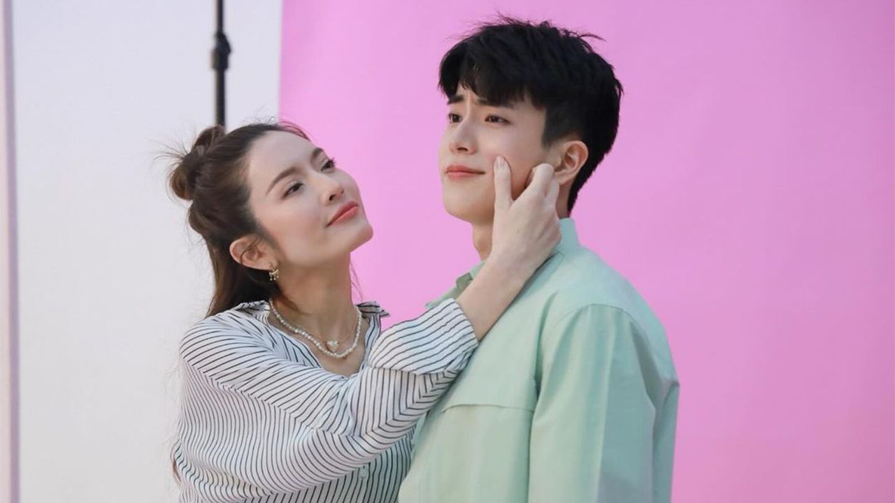 ภาพนี้หวานกว่าโปสเตอร์ซีรีส์ “Find Yourself หารักด้วยใจเธอ” ซะอี๊ก แอฟ-ทักษอร โพสต์ภาพหยิกแก้ม นนกุล เพื่อโปรโมตซีรีส์ที่จะออนแอร์...ก็เหมือนดูเขาจีบกันน่ะแหละ.