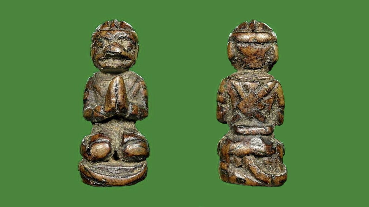 หนุมานไม้แกะ ศิลป์เข้าเฝ้า หลวงพ่อสุ่น วัดศาลากุน ของ อ.นะ ณ กาญจน์.