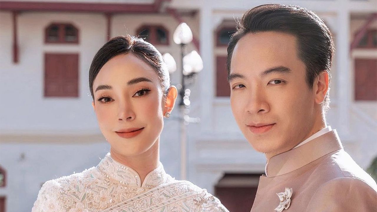 ได้ฤกษ์งามยามดี เมย์–พิชญ์นาฏ ควงเจ้าบ่าว บิ๊ก–อัครวัชร เข้ารับประทานน้ำพระพุทธมนต์จากสมเด็จพระสังฆราช ณ วัดราชบพิธ เพื่อเป็นสิริมงคลของชีวิตคู่แล้ว.