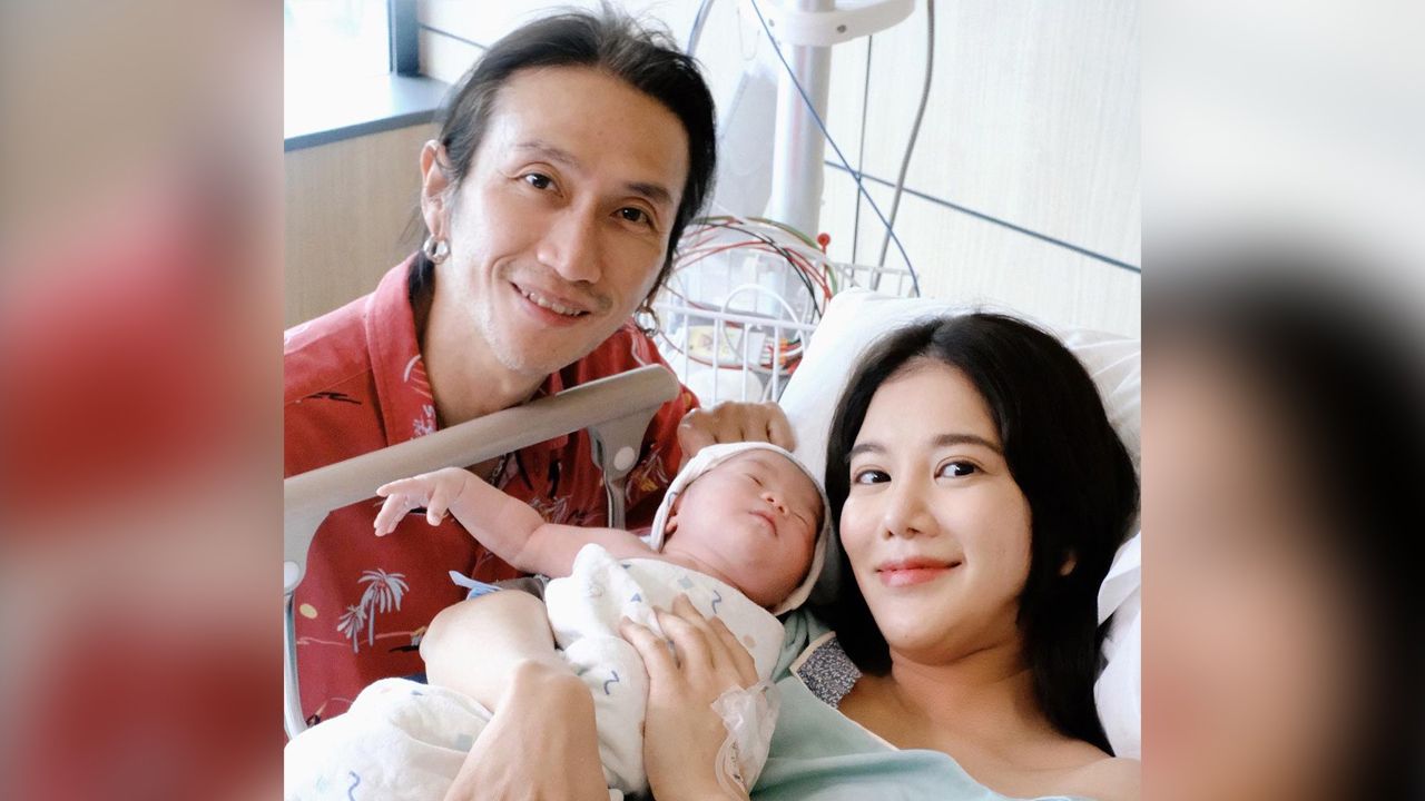 วันก่อนเพิ่งเผยข่าวน่ายินดีคลอดลูกสาวและภาพพร้อมหน้าพ่อแม่ลูก มาวันนี้ ก้อย–รัชวิน จึงมาเผยเรื่องระทึกว่าก่อนคลอด น้องเวลา รกพันคอ เลยต้องรีบผ่า!