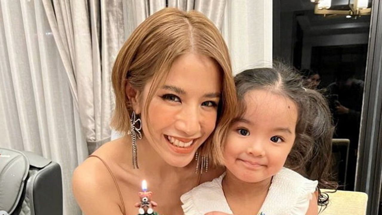 พอได้รับการปล่อยตัวชั่วคราว ใบเตย อาร์สยาม นอกจากอยู่บ้านเลี้ยงดูลูกสาวแล้วก็ออกไปทำงานหาเงิน ถึงตอนนี้ก็มีคิวคอนเสิร์ตยาวไปถึงปีใหม่แล้ว... อนาคตไม่รู้ยังไง ทำวันนี้ให้ดีที่สุดเพื่อลูก.