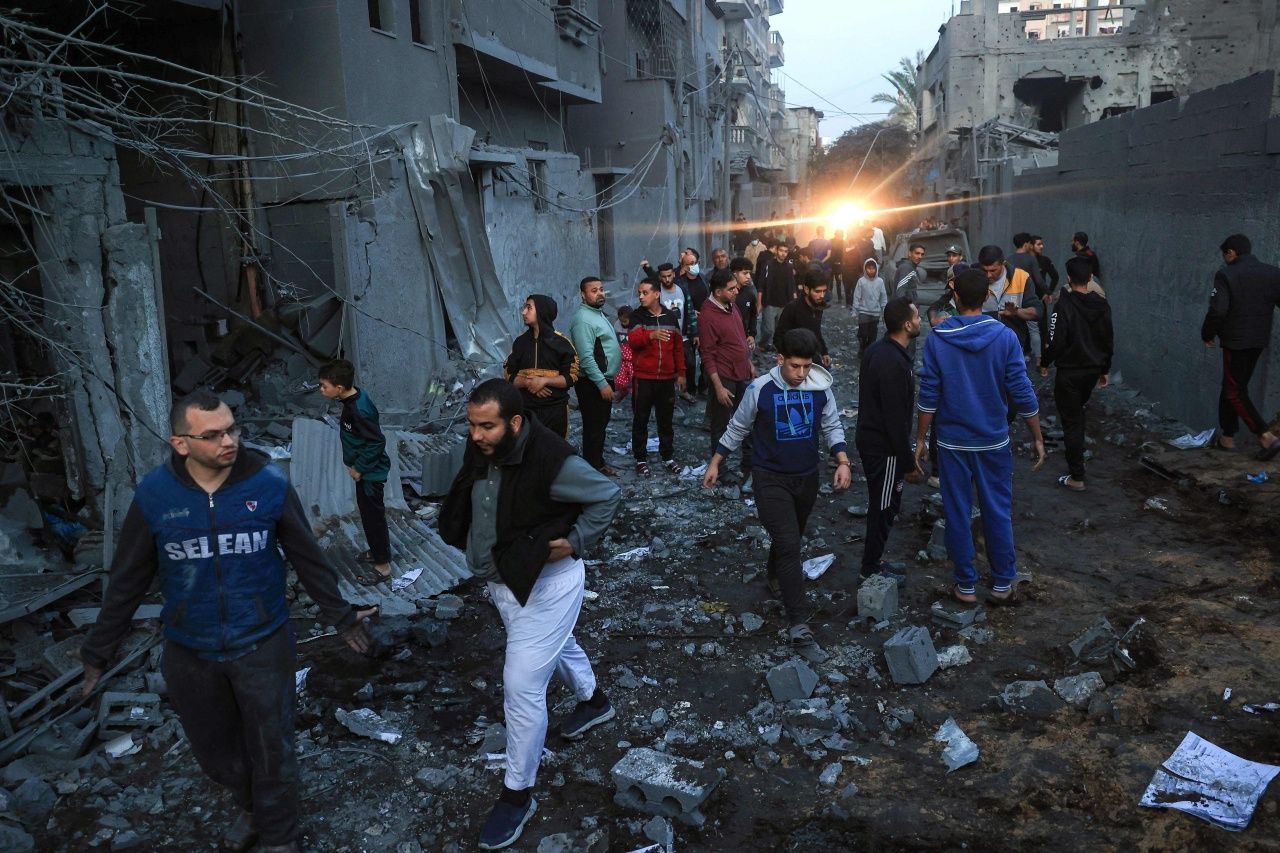 ชาวปาเลสไตน์ตรวจดูความเสียหายของอาคารบ้านเรือน หลังกองทัพอิสราเอลโจมตีทางอากาศถล่มเมืองราฟาห์ ทางใต้สุดของฉนวนกาซา เมื่อ 3 ธ.ค.2566
