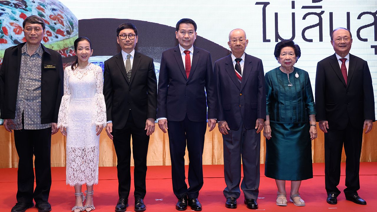 การกุศล ศ.นพ.ปิยะมิตร ศรีธรา จัดงาน “รามาฯ รักษาศิลป์” ครั้งที่ 2 ประมูลศิลปวัตถุโบราณไทย-จีน เพื่อหารายได้สมทบทุนมูลนิธิรามาธิบดี โดยมี ร.ท.ชนินท์–จณา วรรณดิษฐ์, ผศ.นพ.ธนา นิลชัย โกวิทย์ และ พรรณสิรี คุณากรไพบูลย์ศิริ มาร่วมงานด้วย ที่อาคารหอการค้าไทย-จีน วันก่อน.