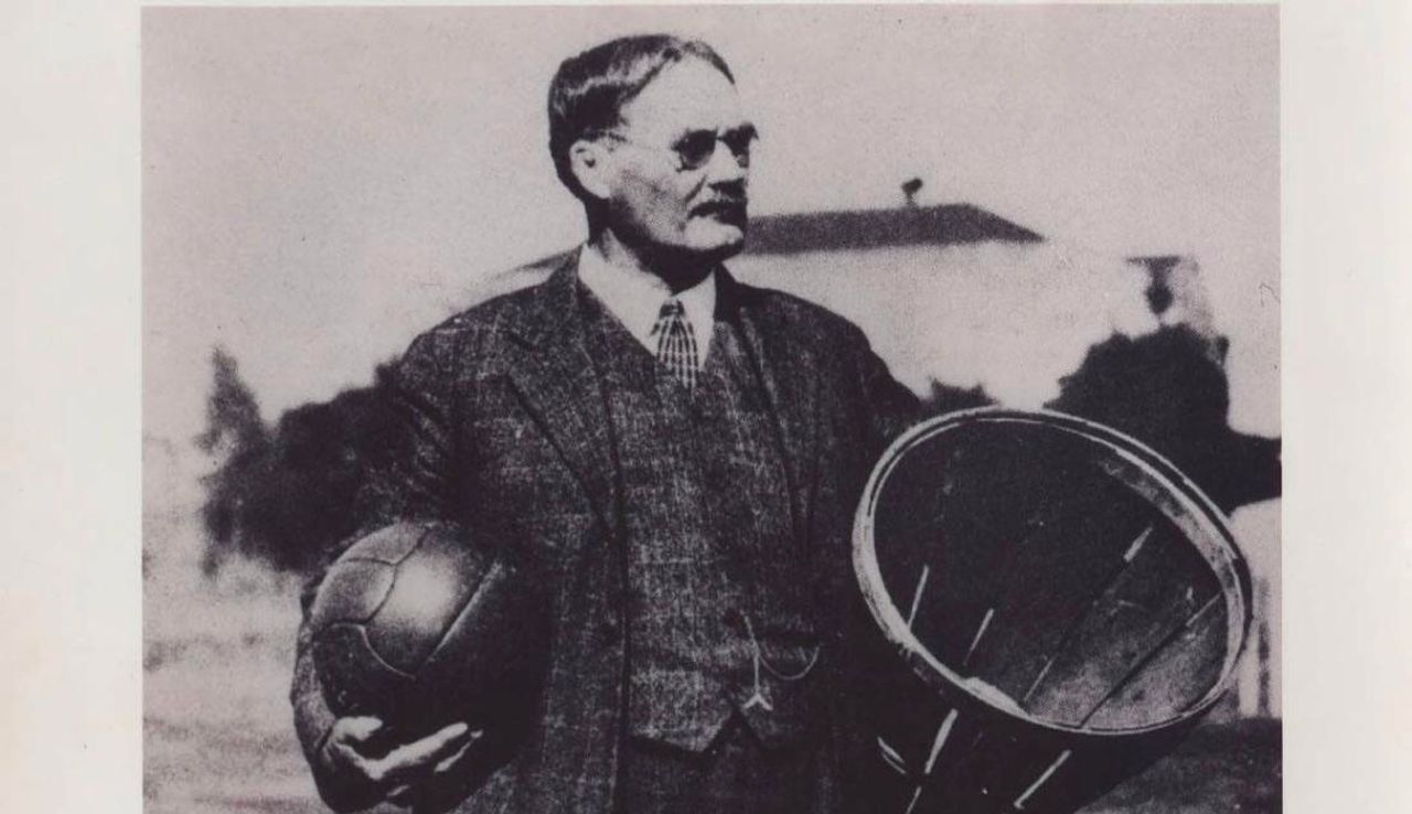 James Naismith ผู้คิดค้นกีฬาบาสเกตบอล ภาพจาก springfield.edu