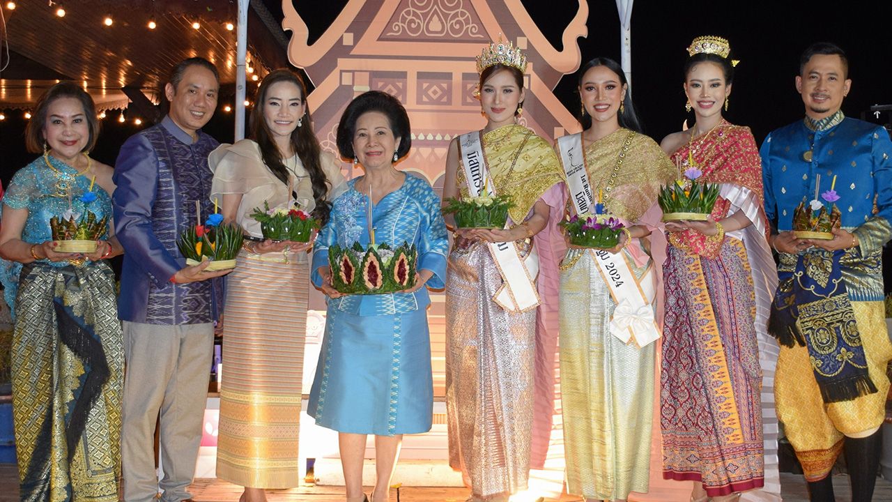 ลอยประทีป คุณหญิงทิพยวรรณ ตันตกิตติ์ เปิดงาน “ลอยประทีปข้ามทวิภพ บรรจบรัตนโกสินทร์” โดยมี สุวพิชชา สมบัติ, มณเฑียร ตันตกิตติ์, ไอลดา บำรุงพฤกษ์ และ ดร.ศรีสุริยะ จารุกรตรีภพ มาร่วมขอพรจากสายน้ำกันอย่างคึกคัก ณ ศาลาริมน้ำ โรงแรมมณเฑียร ริเวอร์ไซด์ วันก่อน.