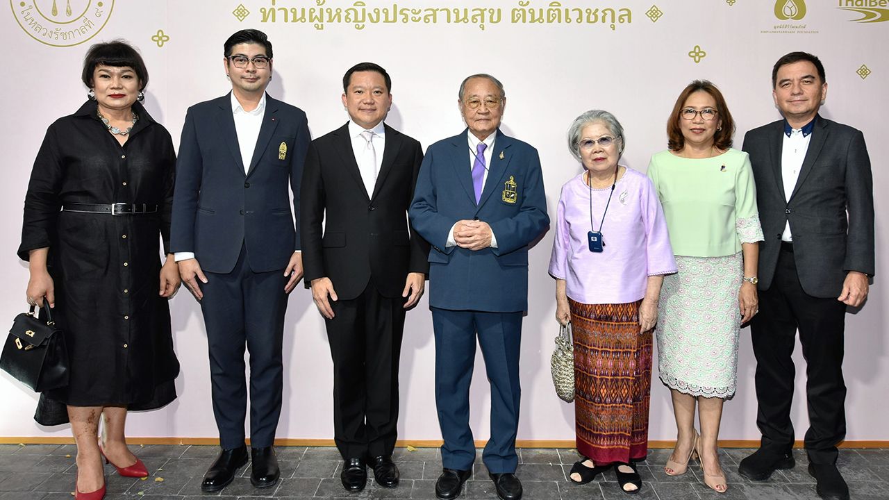 ตำราอาหาร ดร.สุเมธ ตันติเวชกุล เปิดตัวหนังสือ “บันทึก นึกอร่อย” ตำราอาหารของ ท่านผู้หญิงประสานสุข ตันติเวชกุล โดยมี คุณหญิงจินตนา ตันติเวชกุล, ฐาปน สิริวัฒนภักดี, ภากมล รัตตเสรี, นิติกร กรัยวิเชียร และ ตุลย์ หิรัญญลาวัลย์ มาร่วมงานด้วย ที่บ้านสุริยาศัย วันก่อน.