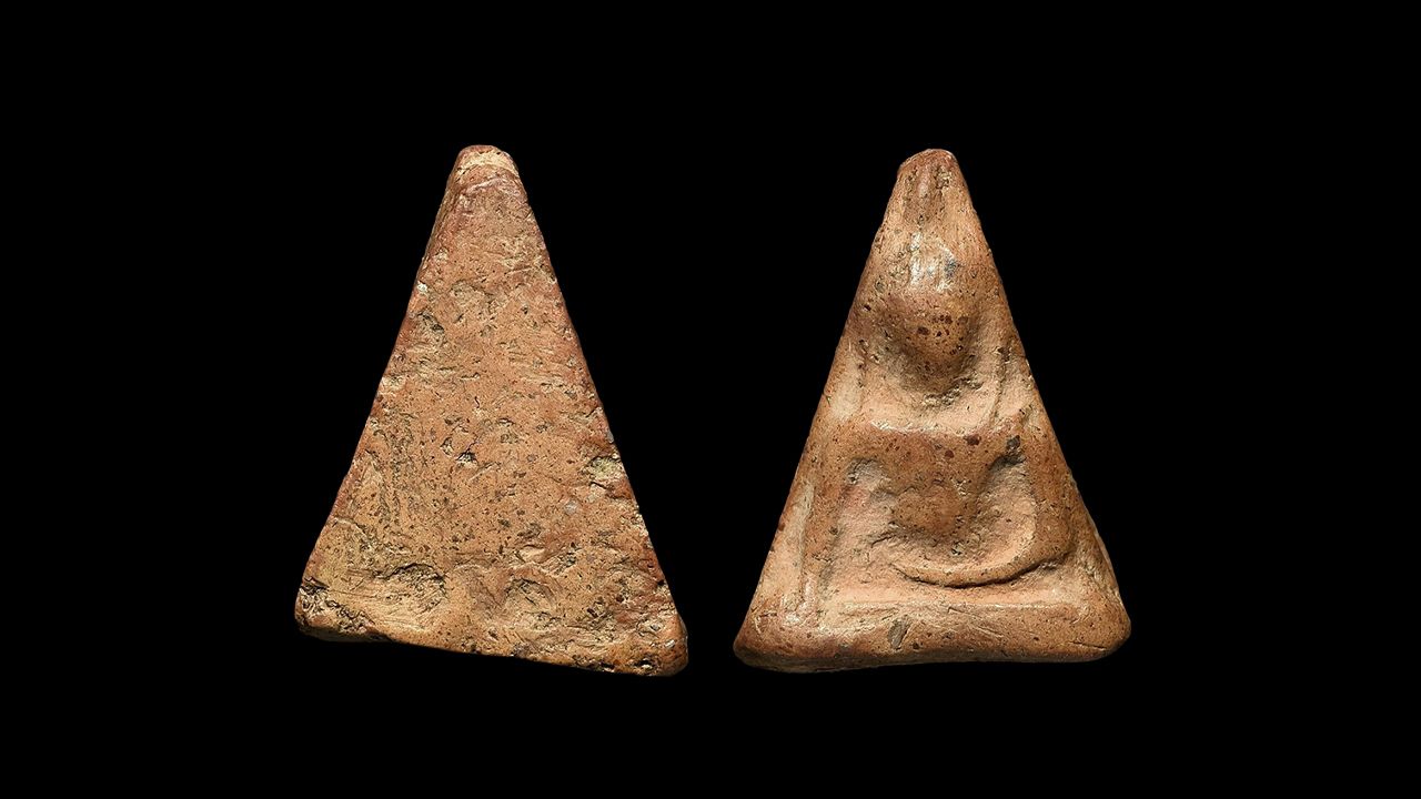 พระนางพญา พิมพ์เทวดา กรุวัดนางพญา ของวีระชัย ไชยเจริญ.