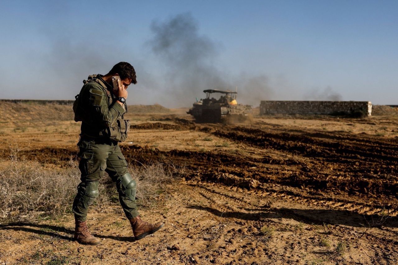 ทหารอิสราเอลคุยโทรศัพท์กับครอบครัวหลังกลับจากแนวหน้า ในฉนวนกาซา มายังฐานใกล้ชายแดนติดอิสราเอล ขณะที่อิสราเอลกับกลุ่มฮามาส เริ่มหยุดยิงชั่วคราว  4 วัน ตั้งแต่ 24 พ.ย.2566