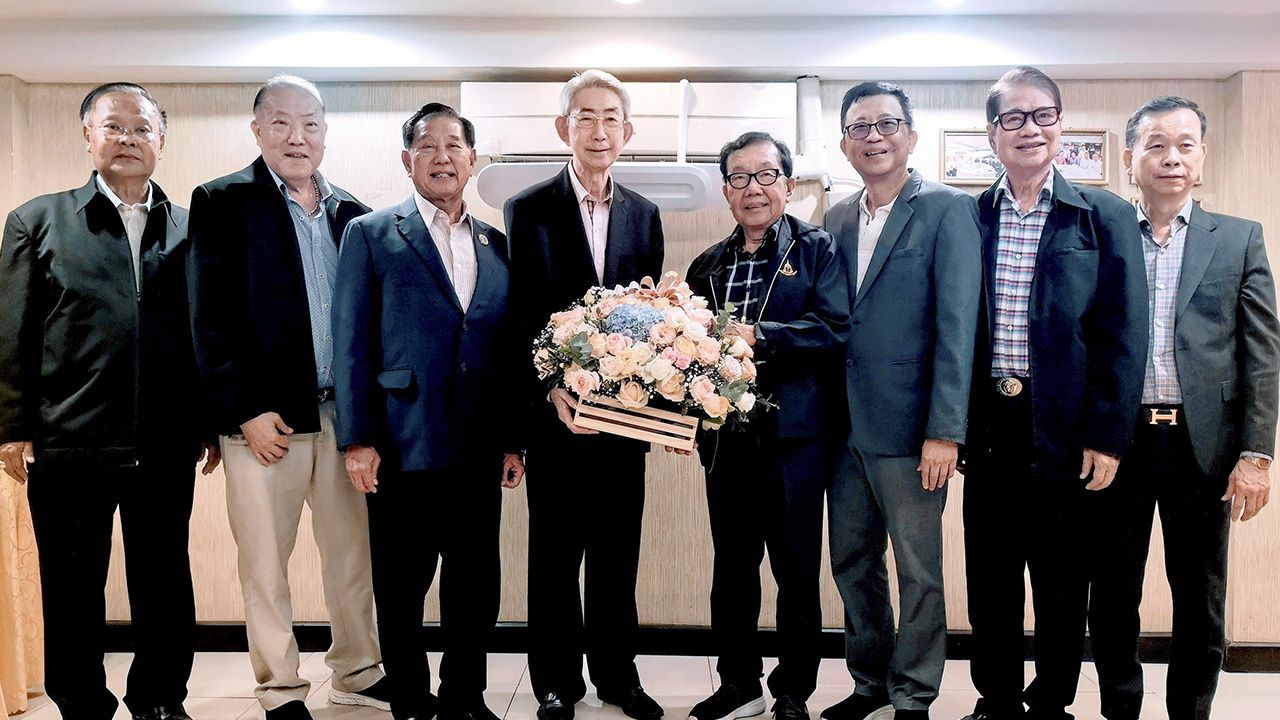 ดีใจด้วย - กิตติพงษ์ เตรัตนชัย จัดงานเลี้ยงแสดงความยินดีแก่ เรวัตร จันทร์ประเสริฐ ในโอกาสได้เป็นประธานกรรมการอัยการ โดยมี ชาตรี สุวรรณิน, ไพรัช วรปาณิ, ภาภูมิ สรอัฑฒ์, ประจักษ์ ตั้งคารวคุณ และ อนันต์ อัครพุทธิพร มาร่วมงานด้วย ที่ปิงหูฉลาม วันก่อน.