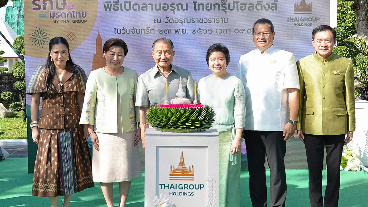 วัฒนธรรมไทย เจริญ สิริวัฒนภักดี เปิด “ลานอรุณ” พื้นที่แสดงศิลปวัฒนธรรมไทย ในงานลอยกระทง สายน้ำแห่งวัฒนธรรม ปี 2566 โดยมี ยุพา ทวีวัฒนะกิจบวร, โกวิท ผกามาศ, ฐาปนีย์ เกียรติไพบูลย์ และ โชติพัฒน์-อาทินันท์ พีชานนท์ มาร่วมงานด้วย ที่วัดอรุณราชวราราม วันก่อน.