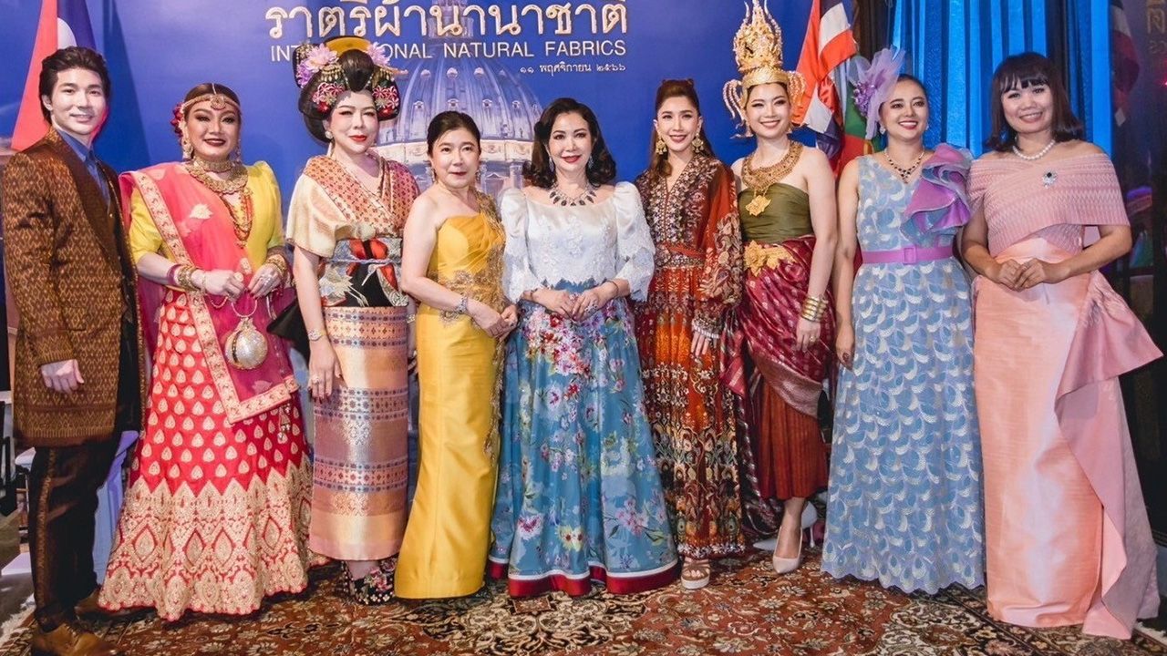 ขอบคุณค่ะ - ม.ล.ปุญยนุช เกษมสันต์ ดุลยจินดา จัดงาน “ราตรีผ้านานาชาติ” เพื่อเป็นการขอบคุณผู้สนับสนุนการจัดพิมพ์หนังสือเพลินพัสตรา ภูษาแห่งสยาม โดยมี ดร.บังอร เบ็ญจาธิกุล, ศศิวิมล ดารารัตนโรจน์ และ เพิ่มศิริ งามโพธิ์ทอง มาร่วมงานด้วย ที่ร้าน LAX-RCA วันก่อน.