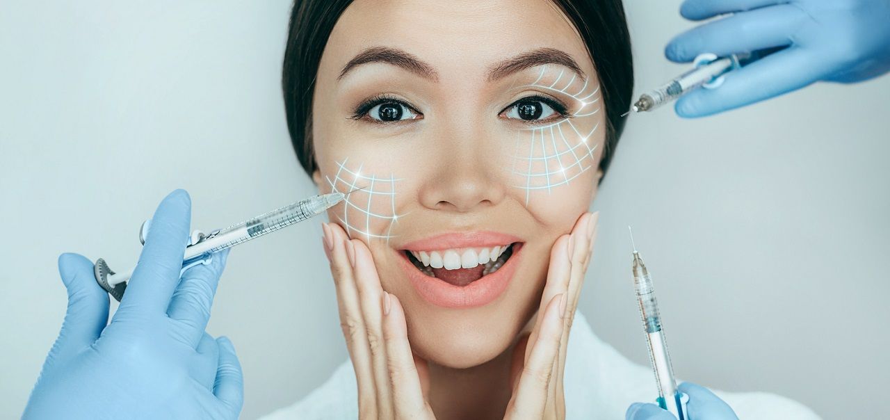 การฉีดฟิลเลอร์ ตอบโจทย์ผู้ที่มีปัญหาผิวหย่อนคล้อย มีการฝ่อของชั้นไขมัน และผิวหนังบางลงร่วมด้วย การเติมสารเติมเต็มจะช่วยให้เติมเต็มร่องต่างๆ ไปพร้อมๆ กับการยกกระชับใบหน้าดูอ่อนเยาว์ขึ้น