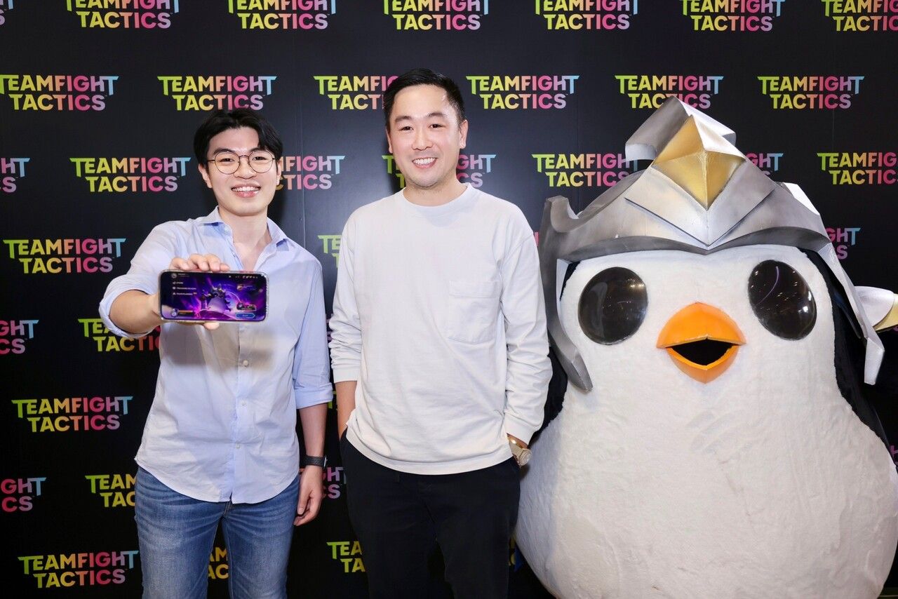 ศุภวิชญ์ ศุภกรพิชาญ ผู้จัดการแบรนด์ MOBA และ Teamfight Tactics บริษัท Riot Games ประเทศไทย (ด้านซ้าย) และ จอน ลอร์ ผู้จัดการ Riot Games ประจำประเทศไทย (ด้านขวา)