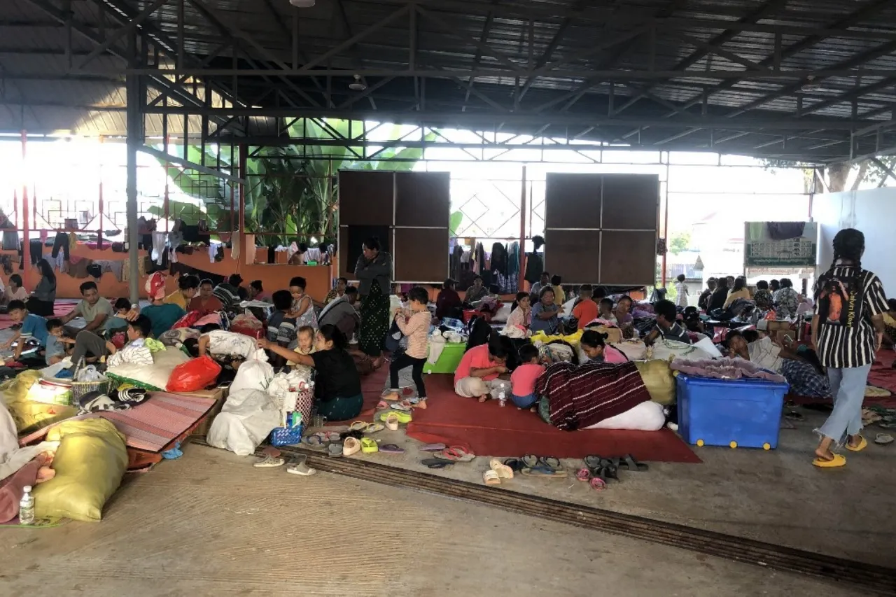 ชาวบ้านในรัฐฉาน ทางตอนเหนือของเมียนมา อพยพหนีภัยการสู้รบระหว่างกองกำลังติดอาวุธต่อต้านรัฐบาลกับทหารเมียนมา