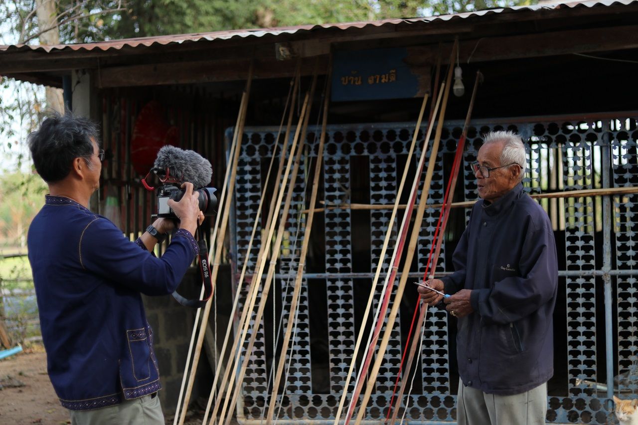 เชิดพงษ์ ขณะถ่ายทำสารคดีเรื่อง สิบนิ้วของตาชุม คนทำว่าวจุฬายักษ์ ที่อำเภอหนองแซง จังหวัดสระบุรี