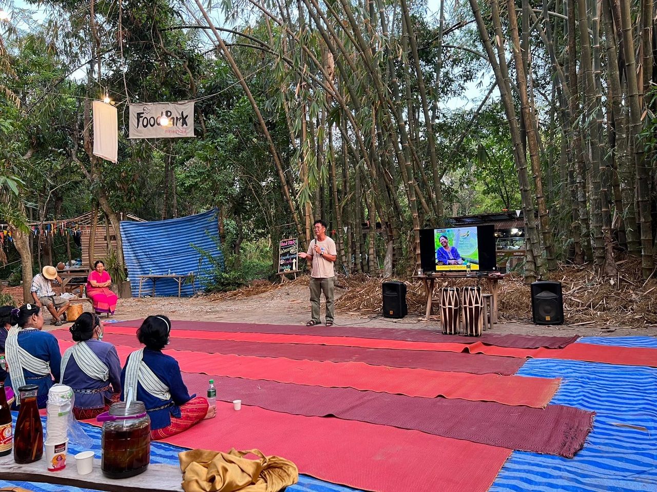 เชิดพงษ์ กำลังคุยกับกลุ่มชาวบ้านผู้สูงวัยเรื่องการถ่ายทำสารคดี
