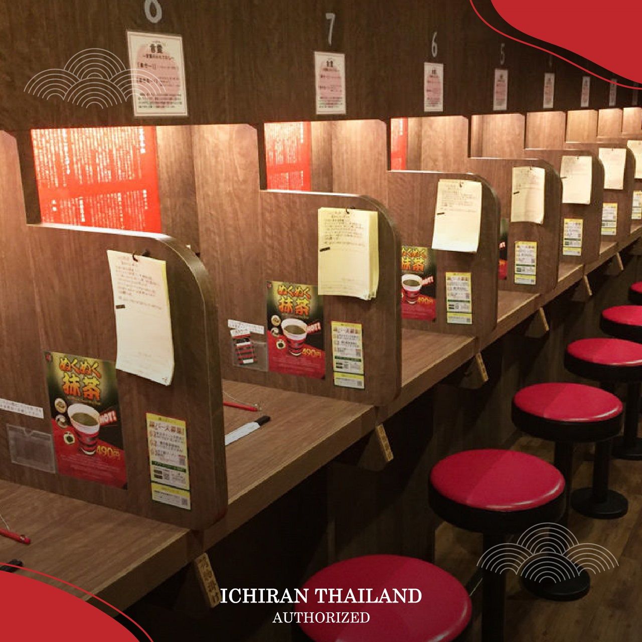 นอกจากรสชาติที่อร่อยและมีเอกลักษณ์แล้ว แนวคิดการตกแต่งร้านให้เหมือนการนั่งทำข้อสอบก็กลายเป็นสัญลักษณ์ของอิจิรัน ราเมง จนคนไทยเรียกกันติดปากว่าร้าน ราเมงข้อสอบ  ภาพจาก เพจ Ichiran Thailand Authorized