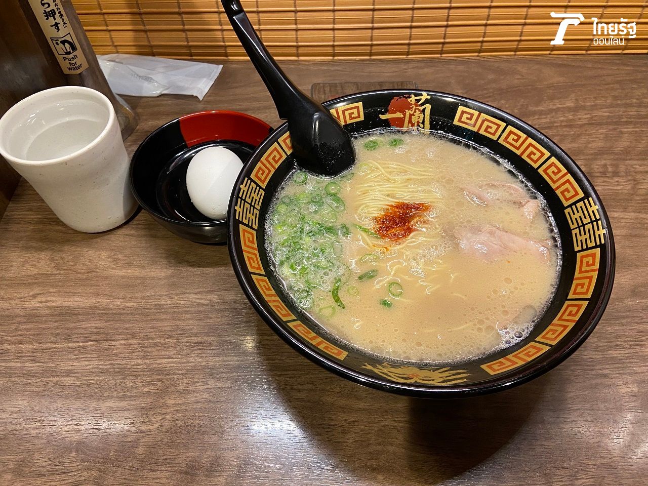 ทงคัตซึราเมงสไตล์ฮาตากะแบบดั้งเดิม พร้อมด้วยเส้นเหนียวนุ่ม คือรสชาติที่เป็นเอกลักษณ์ของอิจิรัน ราเมง ที่หลายคนชื่นชอบ