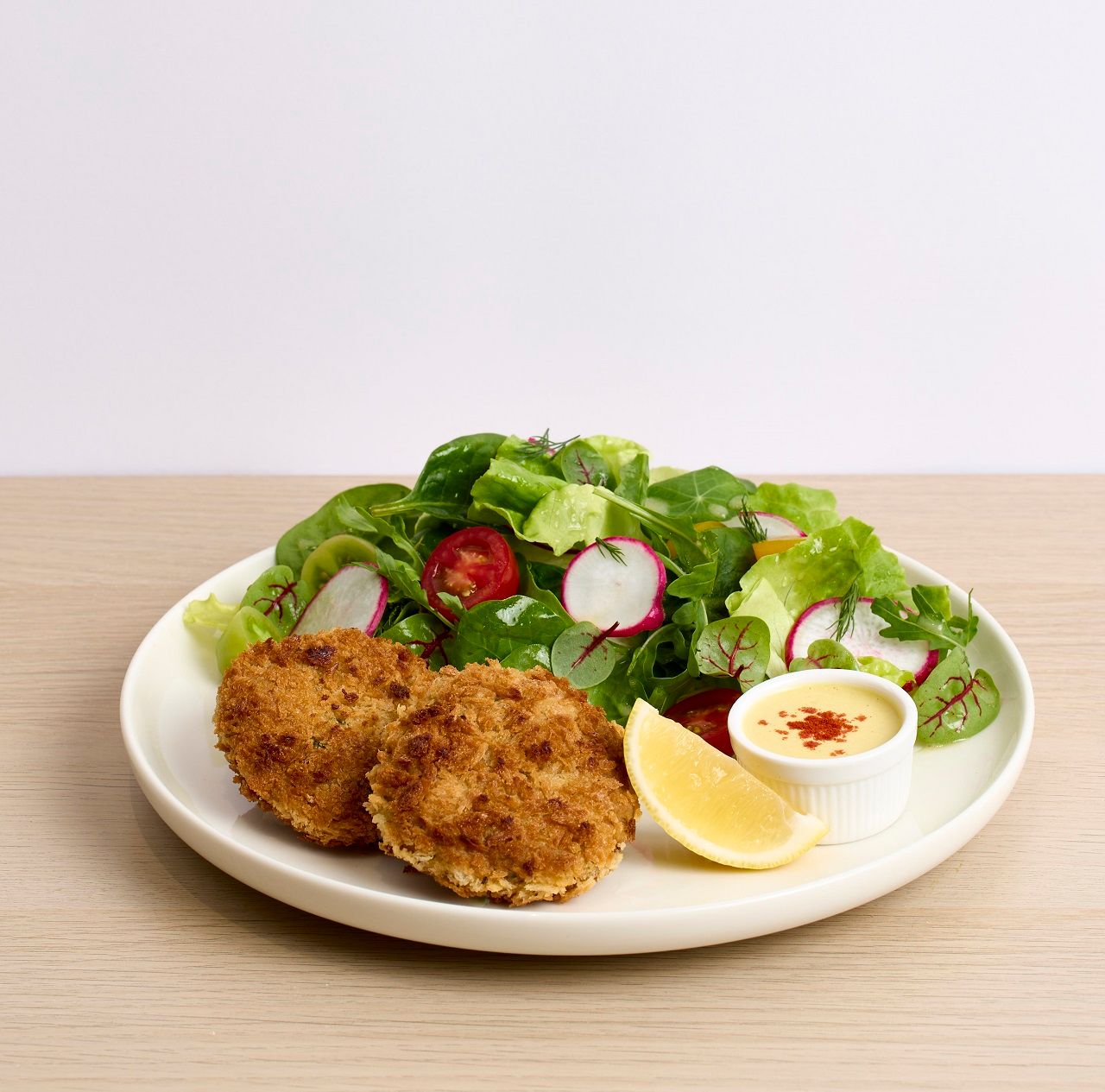 Crab Cake Salad สลัดทอดมันปูเนื้อ เสิร์ฟพร้อมน้ำสลัดแกงกะหรี่ 