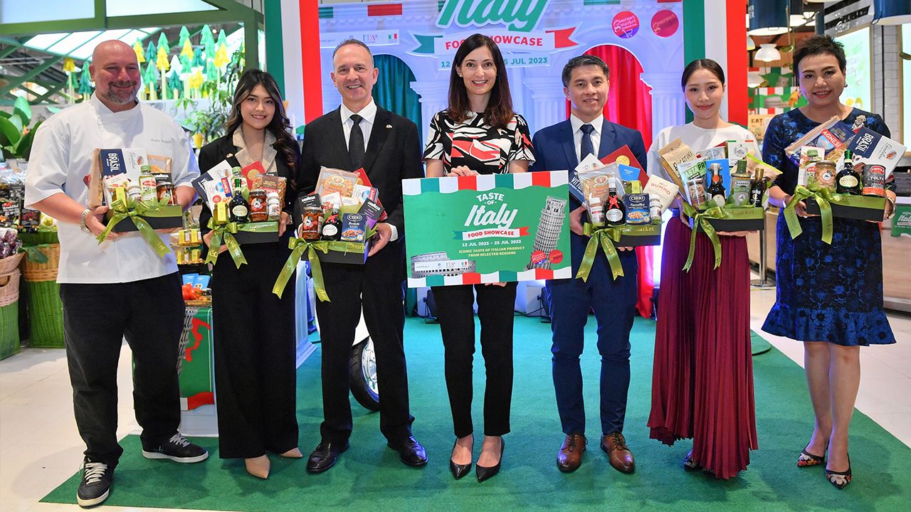 จากอิตาลี ฟรันเชสกา บลาโซเน เปิดงาน “Italian Food Showcase 2023” รวบรวมวัตถุดิบอาหารชั้นเลิศจากแหล่งดีที่สุดในประเทศอิตาลี จัดถึง 25 ก.ค. โดยมี ศุภวุฒิ ไชยประสิทธิ์กุล, พลอยชมพู อัมพุช และ จูเซปเป ลามัคเคีย มาร่วมงานด้วย ที่กูร์เมต์ มาร์เก็ต สยามพารากอน วันก่อน.