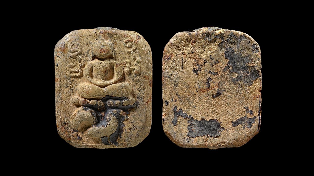 พระพิมพ์ไก่หางพวง หลวงพ่อปาน วัดบางนมโค อ.เสนา จ.พระนครศรีอยุธยา ของ Mr.Harold Neo.