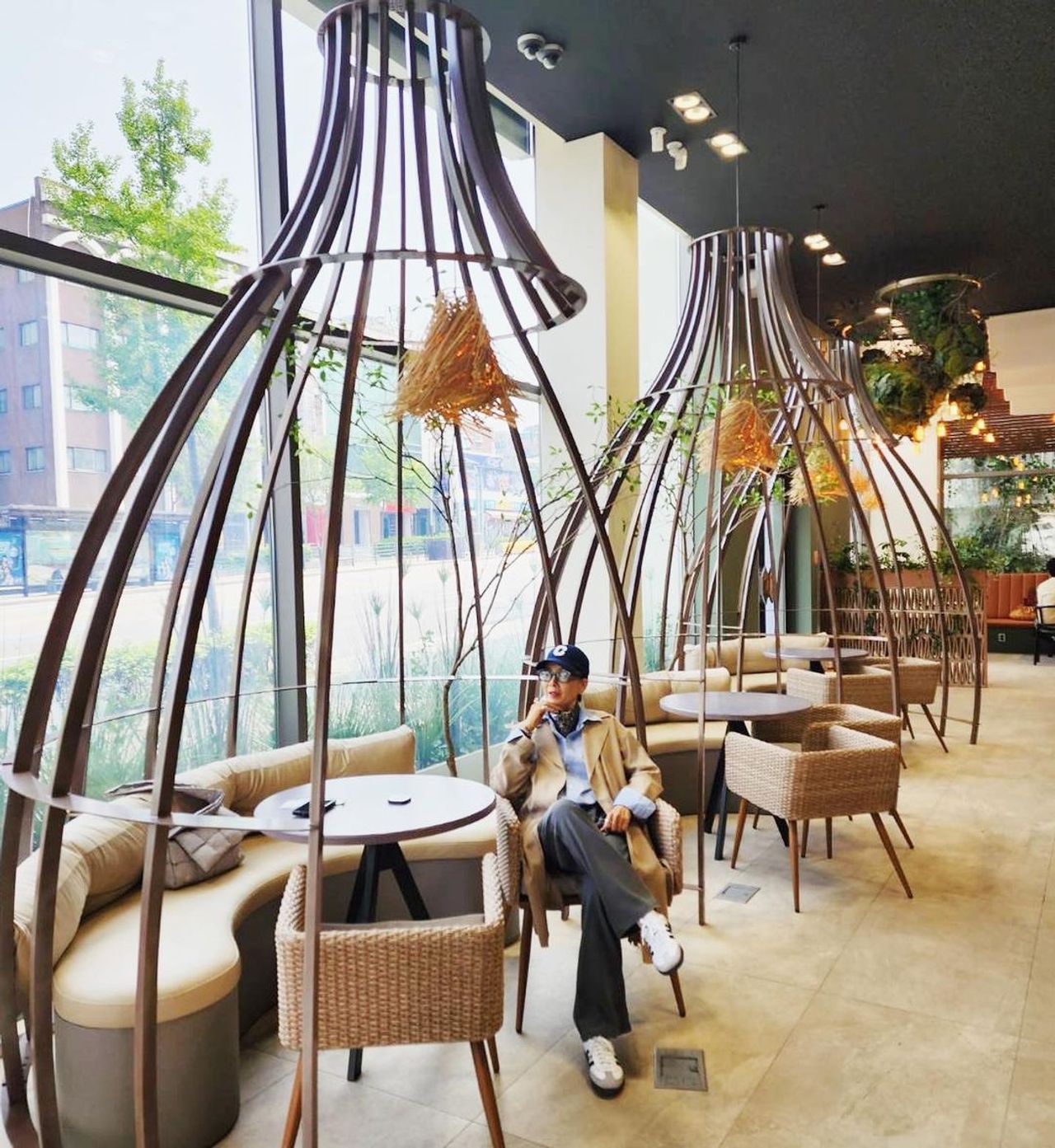 สไตล์ที่พี่ต่ายชอบแต่งตัวในช่วงนี้คือสตรีทแฟชั่น เคล็ดลับที่แนะนำคือการออกนอกกรอบ เติมความสนุกให้กับตัวเองบ้าง