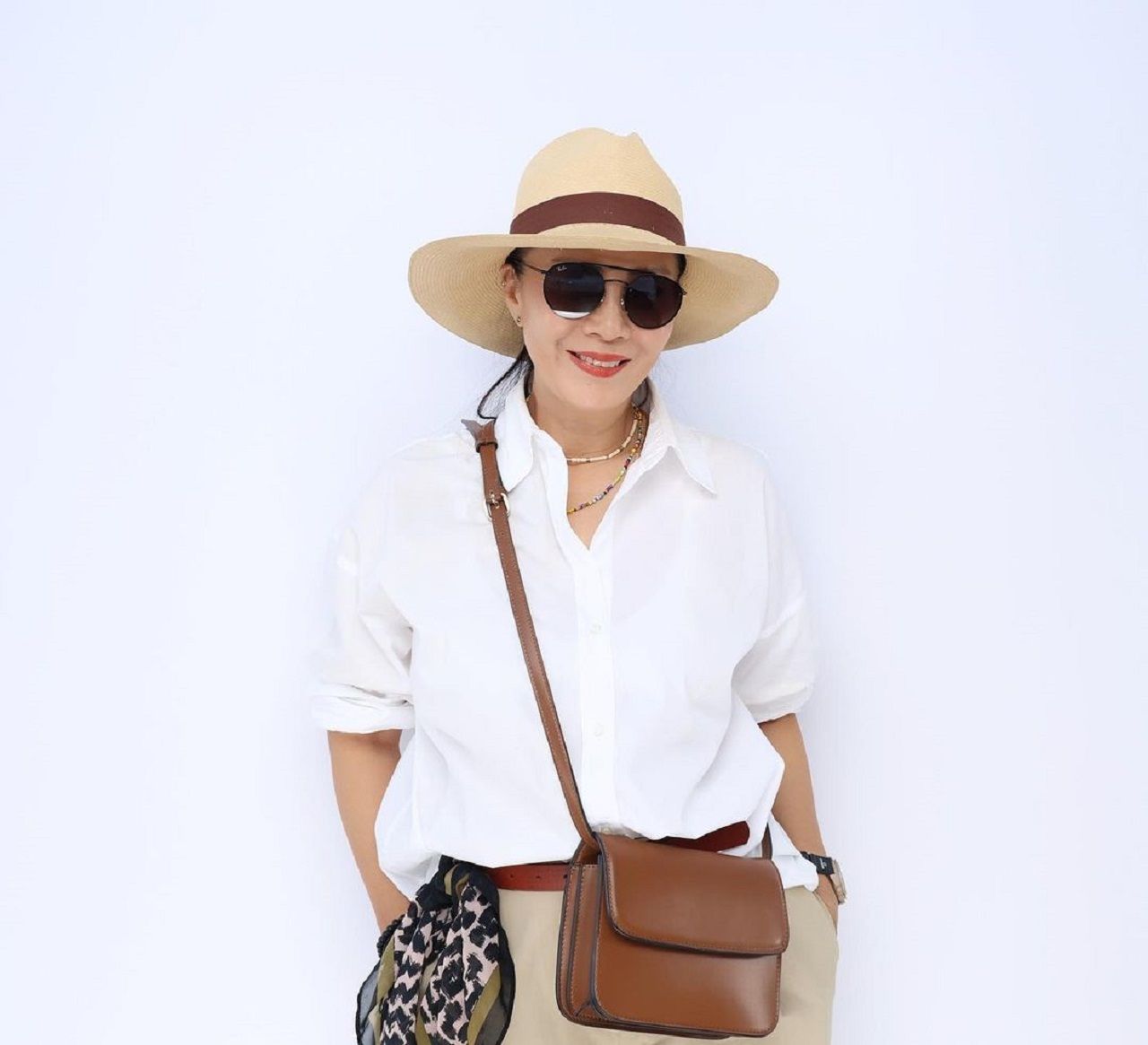 สไตล์ของเพ็ญพักตร์ที่หลายคนคุ้นเคยคือเสื้อเชิ้ตสีขาวกับกางเกงยีนส์ เน้นความเรียบง่าย 