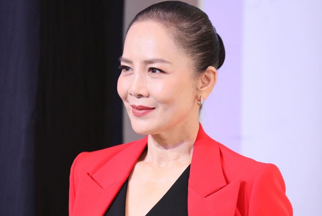 พี่ต่ายบอกว่าการเข้าคลินิกดูแลผิวพรรณไม่ใช่เรื่องแปลกสำหรับวัยนี้ แต่ทำในแบบที่พอดี ไม่มากจนเกินไป เพราะริ้วรอยแห่งวัยก็คือเสน่ห์อย่างหนึ่งเช่นกัน