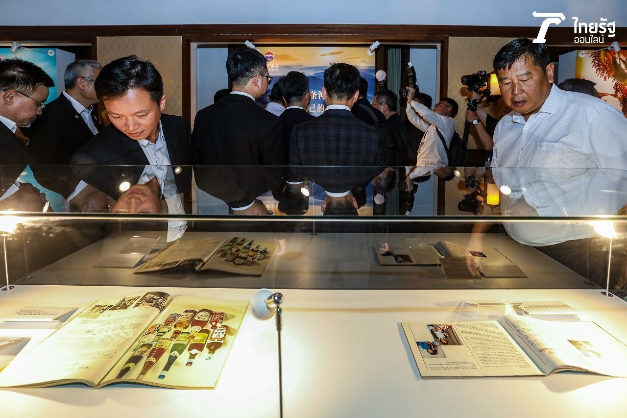 เหล่าแขกพิเศษทั้งชาวไทย และชาวจีน ต่างให้ความสนใจนิทรรศการของเหมาไถ ซึ่งจัดเป็นครั้งแรกในประเทศไทย