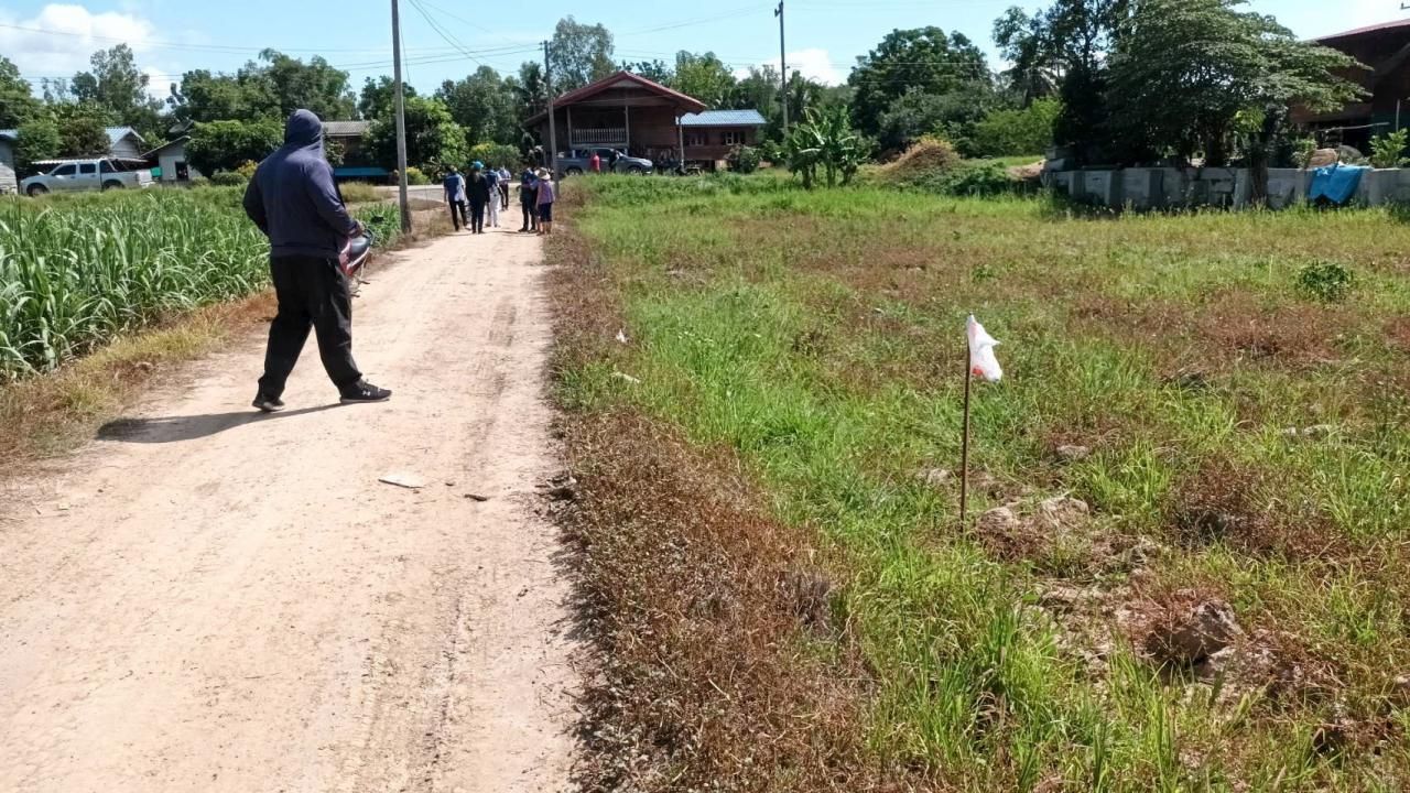 เจ้าหน้านำเสาไปปักหมุดจุดศูนย์กลางแผ่นดินกลางหมู่บ้าน