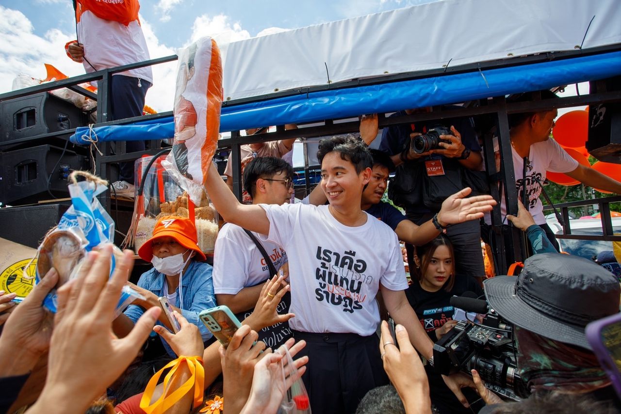 นายพิธา ลิ้มเจริญรัตน์ หัวหน้าพรรคก้าวไกล นำทัพ ส.ส. เดินสายขอบคุณชาวสมุทรสงคราม