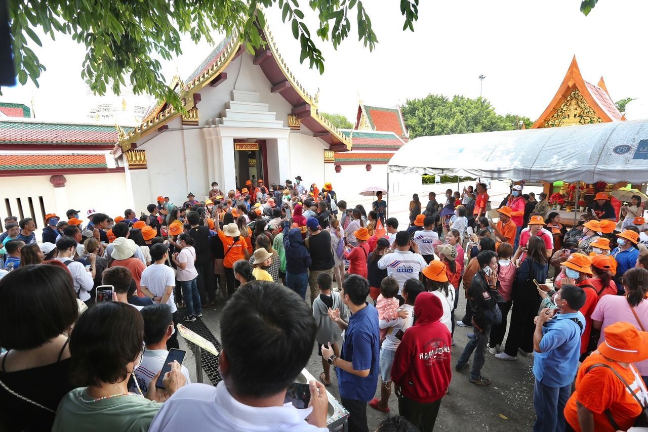 ด้อมส้มแห่รอถ่ายรูปกับ พิธา ที่ วิหารพระเจ้าเข้านิพพาน วัดใหญ่ จ.พิษณุโลก