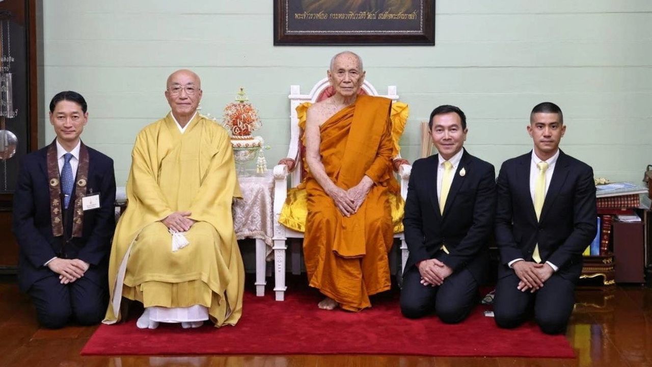 ถวายพระพร - สมเด็จพระอริยวงศาคตญาณ สมเด็จพระสังฆราช สกลมหาสังฆปริณายก ทรงโปรดให้ พระธรรมาจารย์ ดร.ชินไก โกริ พร้อมคณะเข้าเฝ้าถวายพระพร ในโอกาสฉลองพระชนมายุ 8 รอบ โดยมี ดนัย จันทร์เจ้าฉาย มาร่วมเข้าเฝ้าด้วย ที่วัดราชบพิธสถิตมหาสีมาราม วันก่อน.